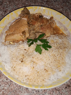 صورة لوصفة دجاج محمر في المقلاة مع الارز 👌👌