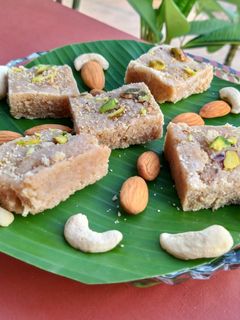 કાઠિયાવાડી બરફી ચુરમું (Kathiyawadi Barfi Churmu Recipe In Gujarati) રેસીપી મુખ્ય ફોટો