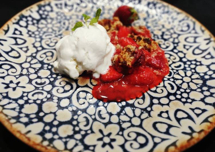 Simple Way to Make Quick Strawberry crumble