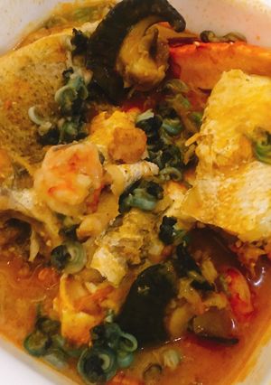 A picture of Seasfood soup.