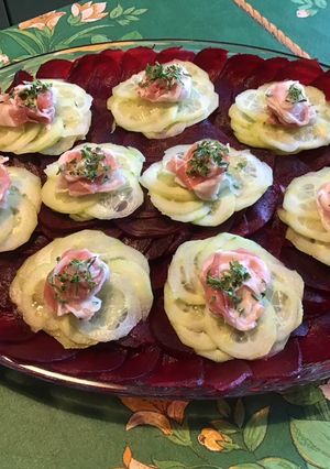 Une photo de Carpaccio de betteraves rouges aux concombre et pancetta