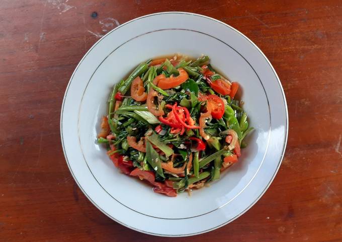 Bagaimana Menyiapkan Tumis Kangkung Asam Pedas Segar yang Bikin Ngiler