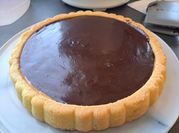 Une photo de tarte chocolat caramel