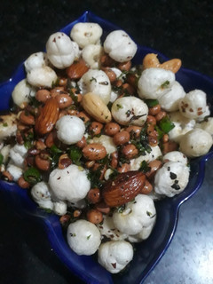 फलहारी ड्राई फूट्रस भेल(falahari dry fruits bhel recipe in hindi) रेसिपी मुख्य फोटो