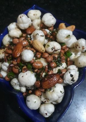 फलहारी ड्राई फूट्रस भेल(falahari dry fruits bhel recipe in hindi) रेसिपी मुख्य फोटो