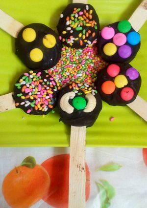 ओरेओ बिस्कुट चॉकलेट लॉलीपॉप (Oreo buiscuit chocolate lollipops recipe in hindi) रेसिपी मुख्य फोटो