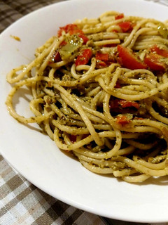Φωτογραφία της συνταγής Spaghetti με πέστο βασιλικού, ντοματίνια και πιπεριές. 🍝