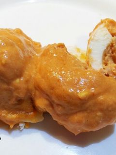 Una foto de Huevos rellenos de bonito, salsa de tomate y mayonesa