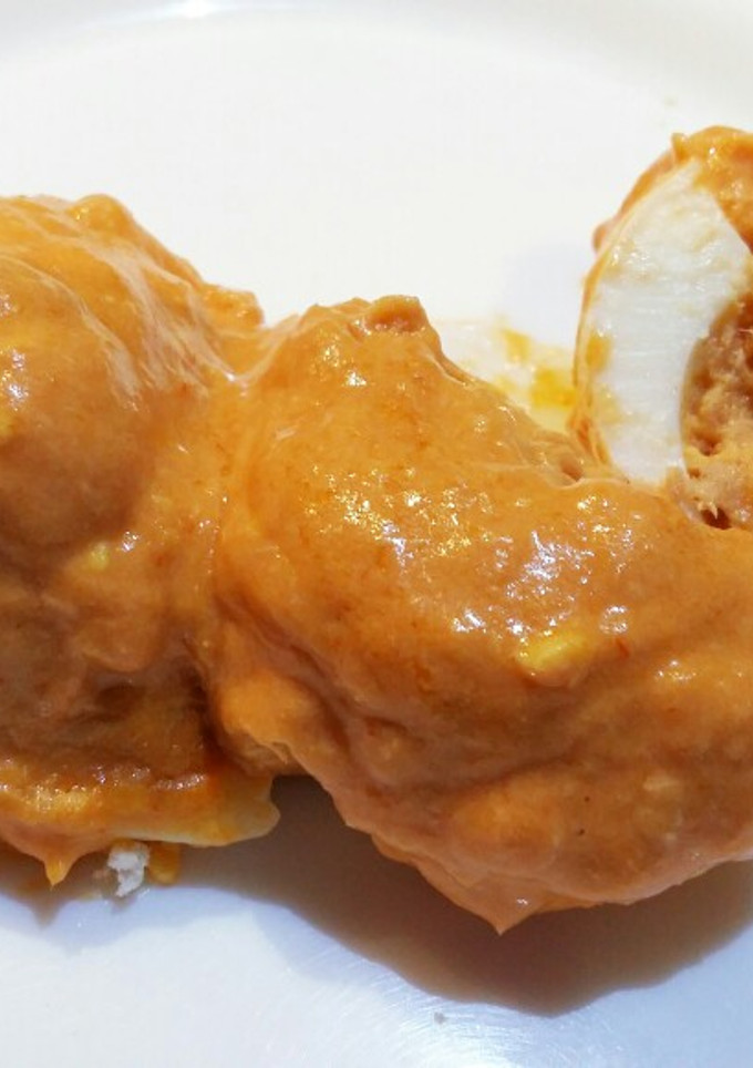 Una foto de Huevos rellenos de bonito, salsa de tomate y mayonesa
