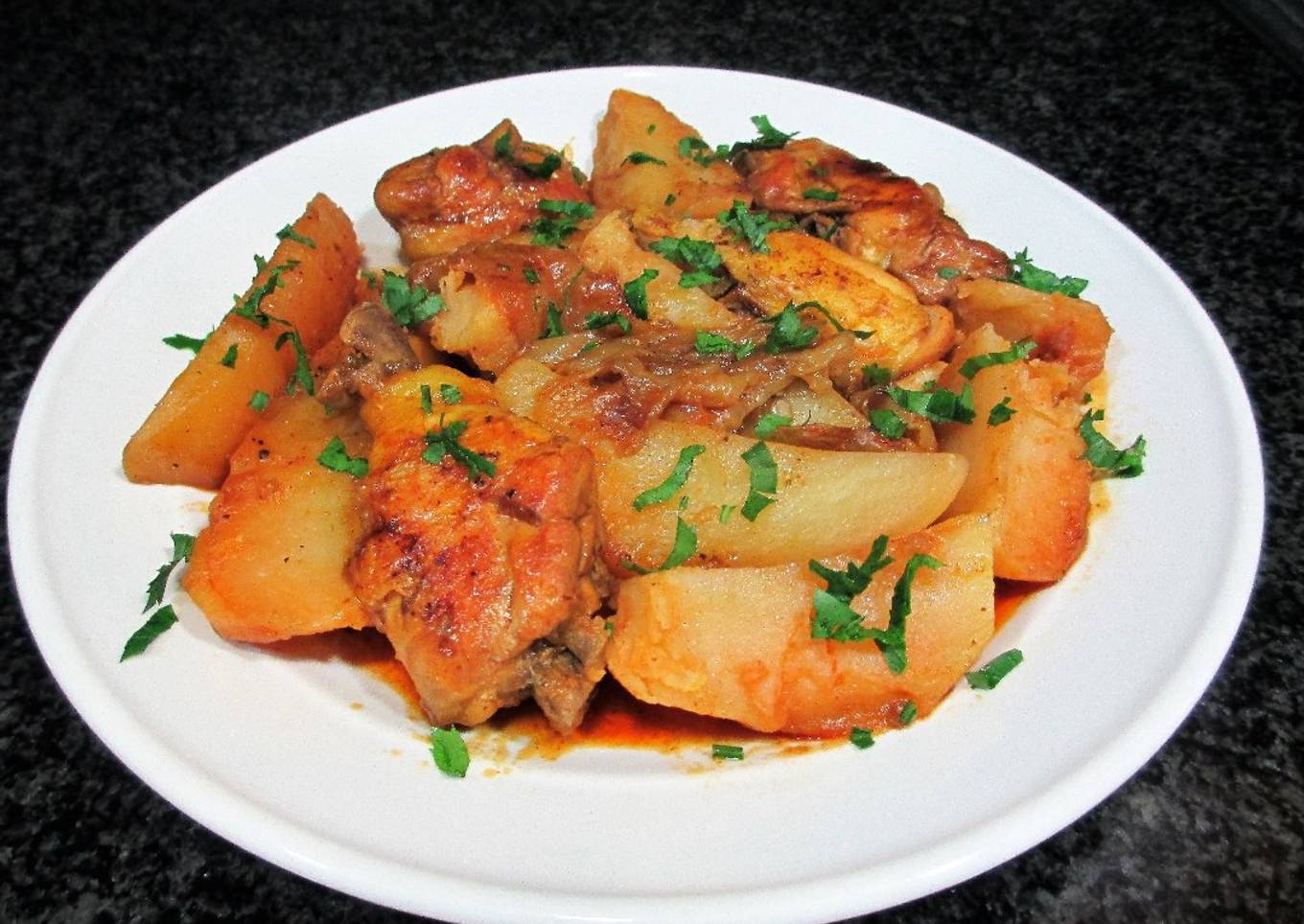 Guiso de muslo de pollo y gajos de patatas con pimentón ahumado