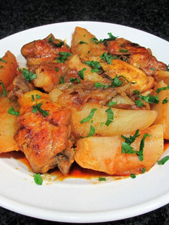 Una foto de Guiso de muslo de pollo y gajos de patatas con pimentón ahumado