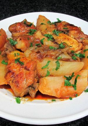 Una foto de Guiso de muslo de pollo y gajos de patatas con pimentón ahumado