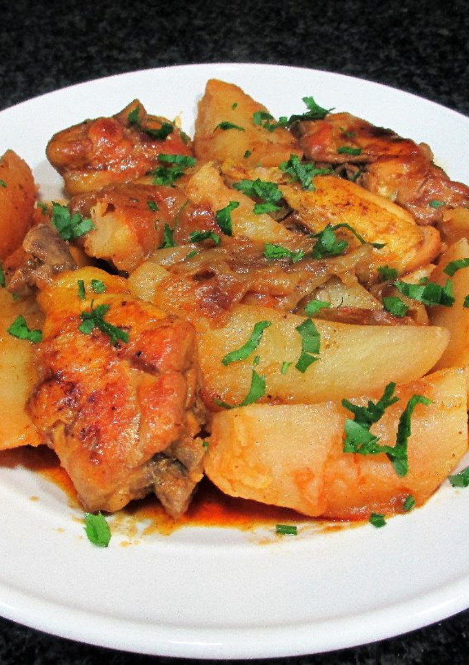 Una foto de Guiso de muslo de pollo y gajos de patatas con pimentón ahumado