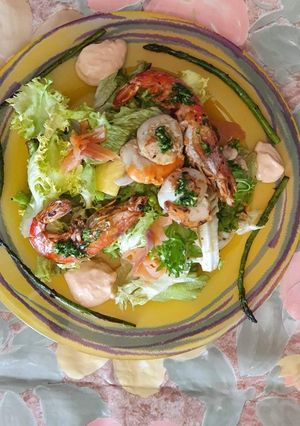 Una foto de Ensalada de vieiras y gambas langostineras