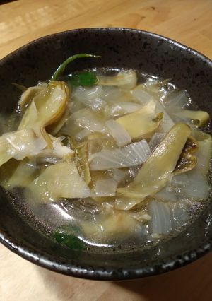 Una foto de Sopa de alcachofa y cebolla al vino blanco
