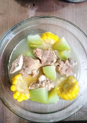 Hình của món Canh su su ngô ngọt hầm xương.