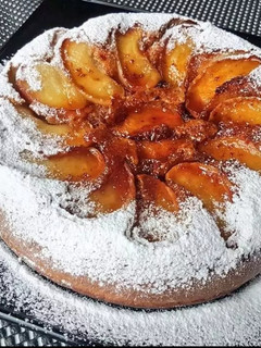 Una foto de Torta invertida de manzana en sartén