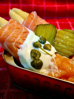 Una foto de Espárragos con salmón ahumado