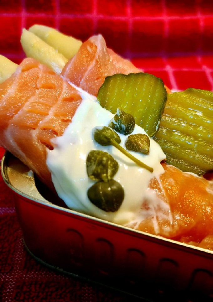 Una foto de Espárragos con salmón ahumado