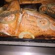 Salmón al horno con cebolla y romero