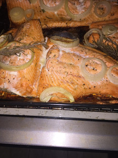 Una foto de Salmón al horno con cebolla y romero