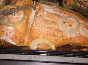 Una foto de Salmón al horno con cebolla y romero 