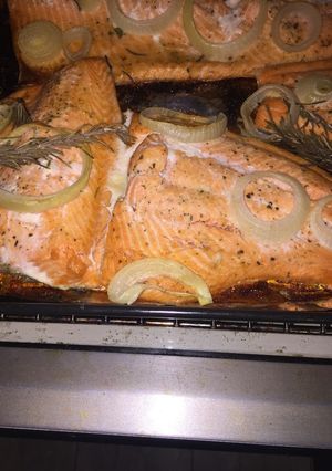 Una foto de Salmón al horno con cebolla y romero 