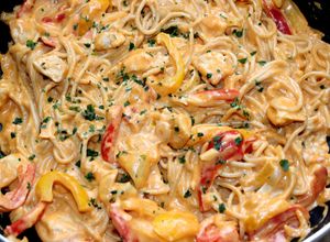 Sajtos-csirkés fajitas spagetti recept fotója