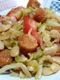 Repollo salteado con salchichas