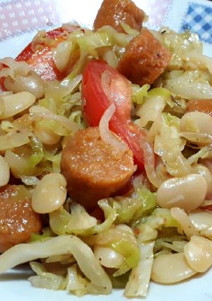 Una foto de Repollo salteado con salchichas