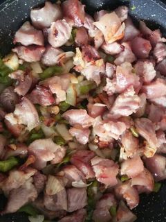 Una foto de Morro de cerdo con verduras
