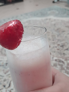 صورة لوصفة ميلك شيك الفراولة والمانجو 🍓💜