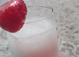 صورة لوصفة ميلك شيك الفراولة والمانجو 🍓💜