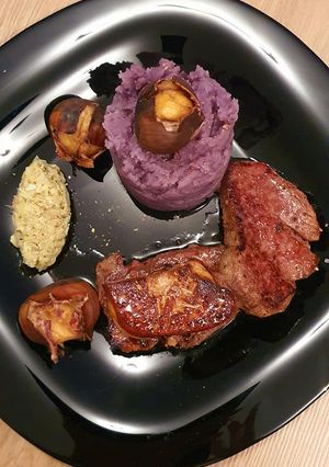 Une photo de Bœuf Rossini Purée de VitelotteQuenelle d'Artichaut et Châtaignes rôties