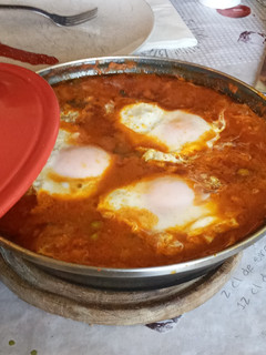 Una foto de Tajine de carne picada "Kefta" y huevos
