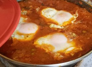 Una foto de Tajine de carne picada "Kefta" y huevos