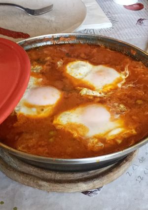 Una foto de Tajine de carne picada "Kefta" y huevos