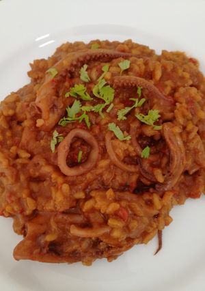 Una foto de Risotto rojo de calamares