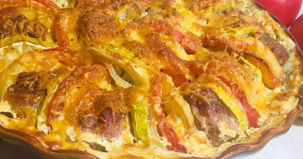 Запеканка из баклажанов с фаршем и помидорами в духовке. Греческая кухня баклажаны мусака. Гратен баклажан. Кабачковая запеканка с помидорами. Мусака румынская.