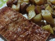 Una foto de carne papa batata al horno