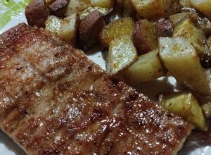 Una foto de Matambrito de cerdo con papas y batatas al limón en horno eléctrico