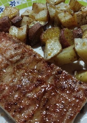 Una foto de Matambrito de cerdo con papas y batatas al limón en horno eléctrico