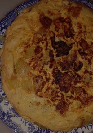 Una foto de Tortilla de patatas con leche y cebolla y tomate casero