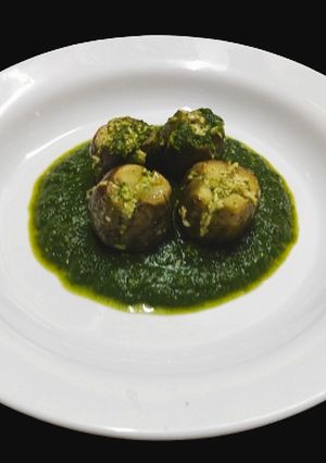 A picture of Stuffed eggplant with spinach gravy.