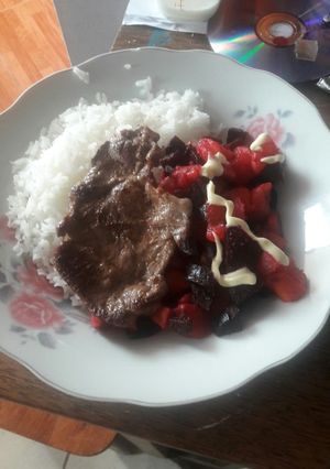 Una foto de Ensalada rusa con bisteck