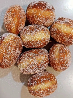 Una foto de Berlinas de miel con naranja confitada y cardamomo
