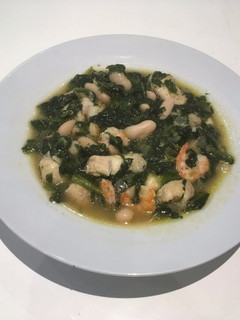 Una foto de Alubias con pescado y espinacas