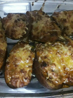 Una foto de Berenjenas rellenas de carne con salsa barbacoa