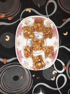 ડ્રાયફ્રુટ ચીક્કી (Dryfruit Chikki Recipe in Gujarati) રેસીપી મુખ્ય ફોટો