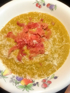 Una foto de Crema de verduras con queso y Jamón
